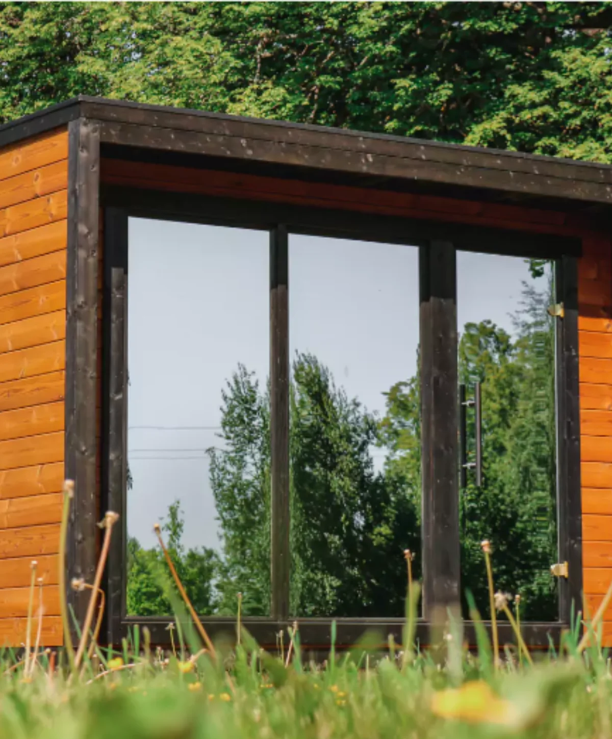 Leil Patio M outdoor 5-person cabin sauna with changing room